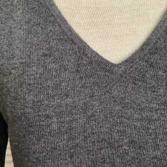 Old Navy M Grey V Neck. - Picture 3 of 5